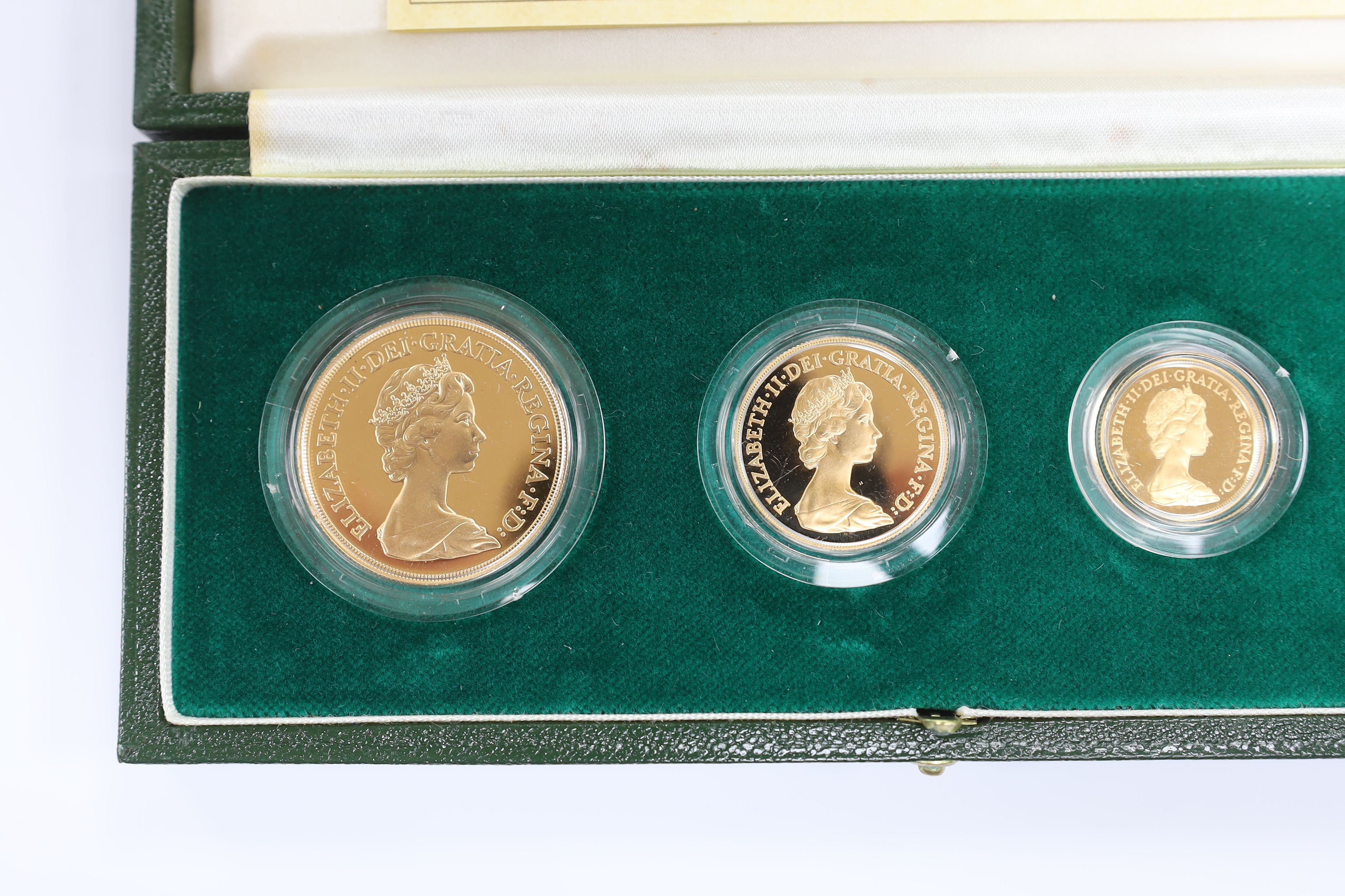 British gold coins - A Royal Mint UK QEII Gold Proof Set, 1980, comprising £5, £2, sovereign and half sovereign, in case of issue with papers